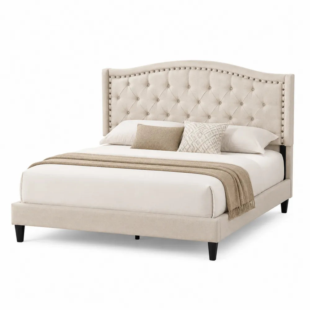 Letto matrimoniale in legno massiccio e tessuto beige con cuscini