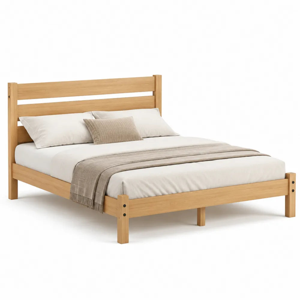 Letto matrimoniale in legno con cuscini